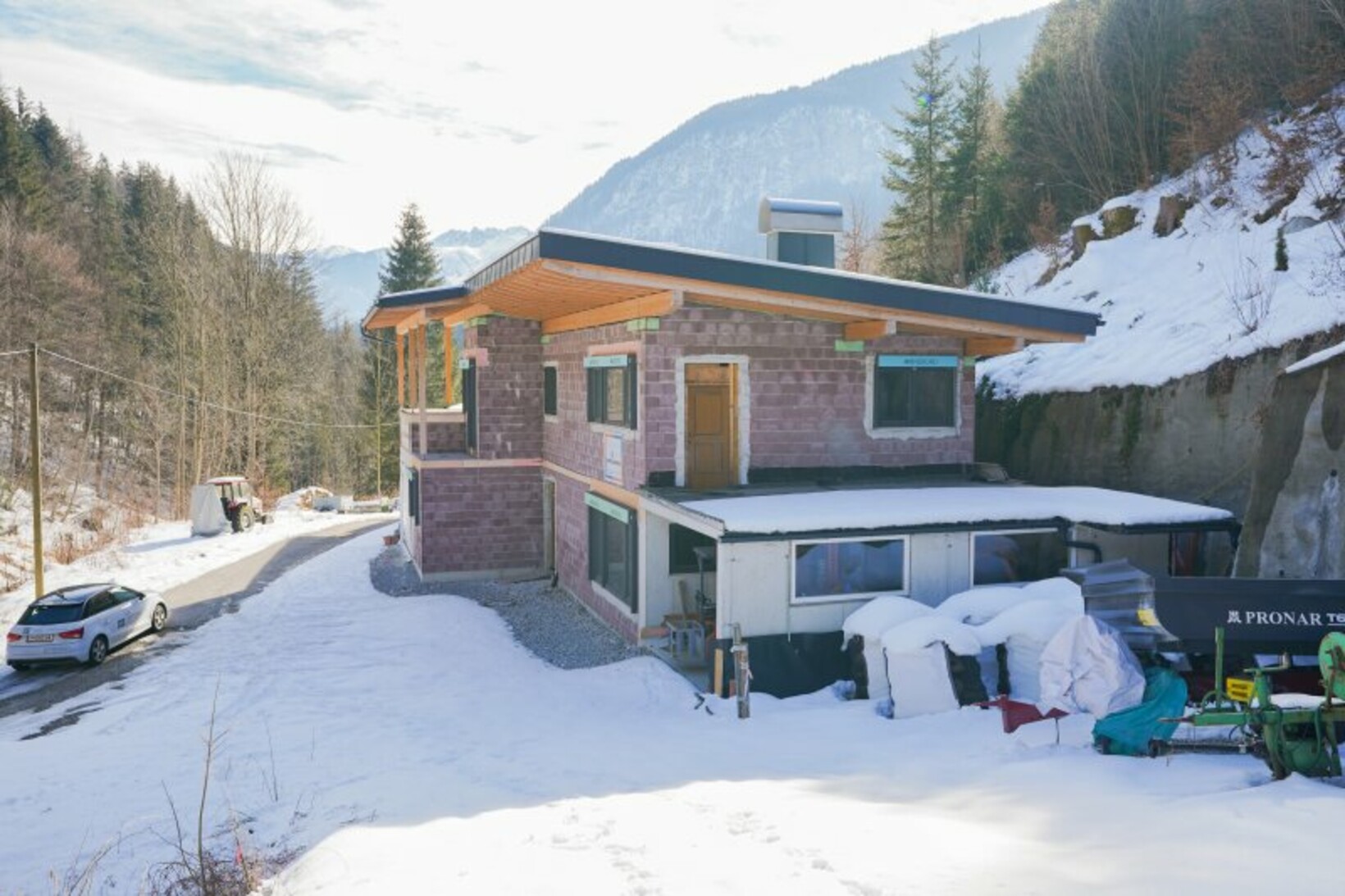 EINZIGARTIG - Rohbau mit Potential auf großem Waldgrundstück mit Quellen - Jenewein Immobilienmanagement