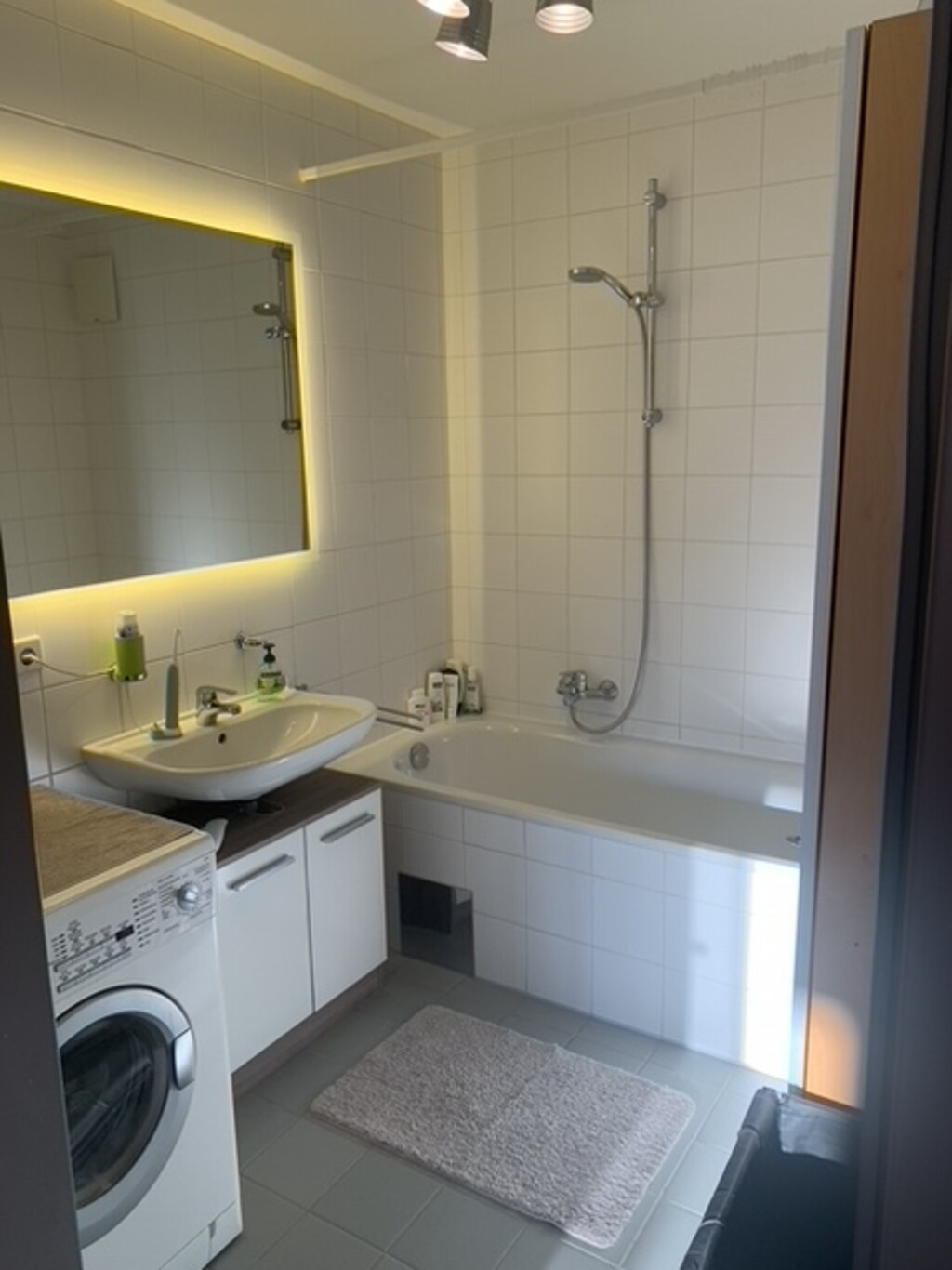 Gepflegte, helle 3-Zimmerwohnung mit Tiefgaragenabstellplatz - Jenewein Immobilienmanagement