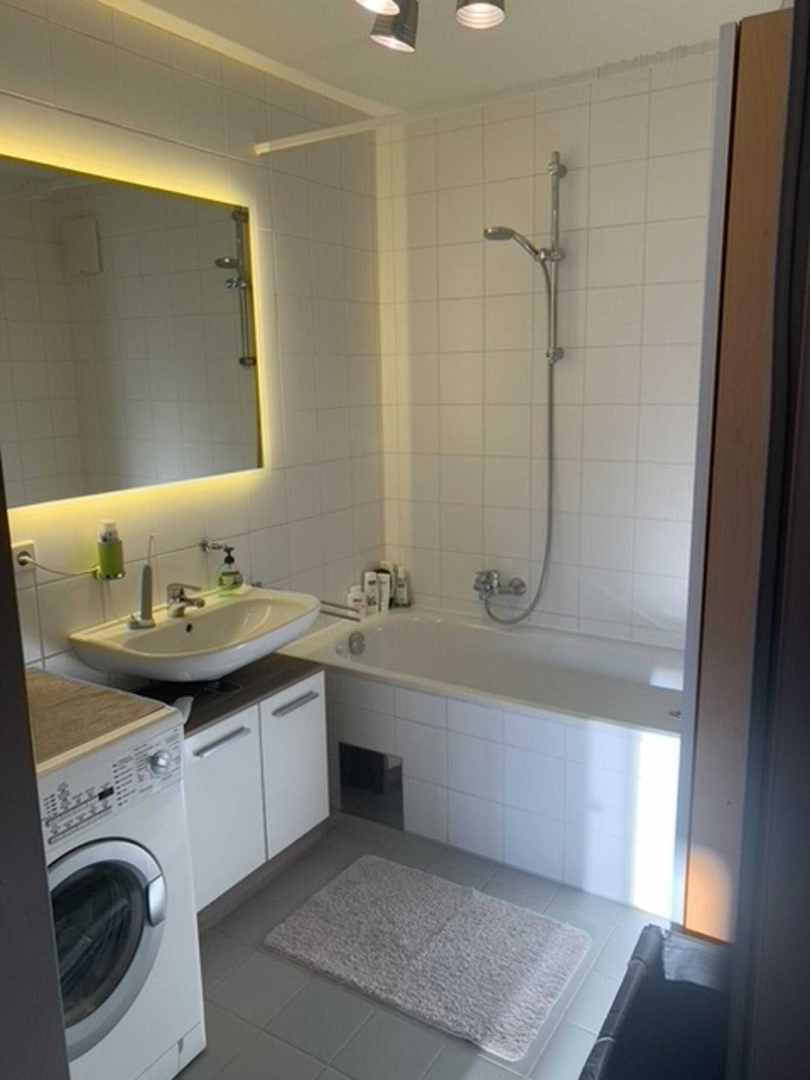 Gepflegte, helle 3-Zimmerwohnung mit Tiefgaragenabstellplatz - Jenewein Immobilienmanagement