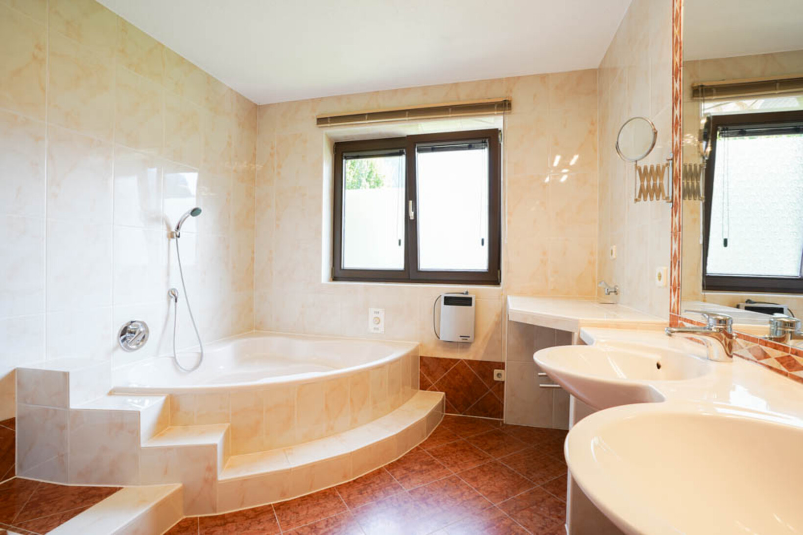 LEISTBARE 152 m² MAISONETTWOHNUNG MIT 2 GARAGENPLÄTZEN - Jenewein Immobilienmanagement